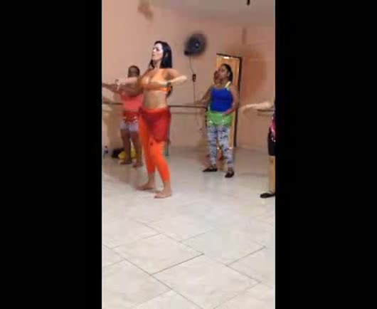 Bitchie dancing arab dance Puta dancando danca arabe